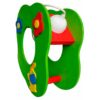 Lampe décorative pour enfant en bois vert avec animaux, photographiée en perspective
