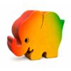 Bouton de meuble enfant éléphant jaune, orange et vert en bois orienté vers la gauche, vue en perspective
