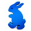 Bouton de meuble enfant en bois en forme de lapin bleu debout orienté vers la gauche