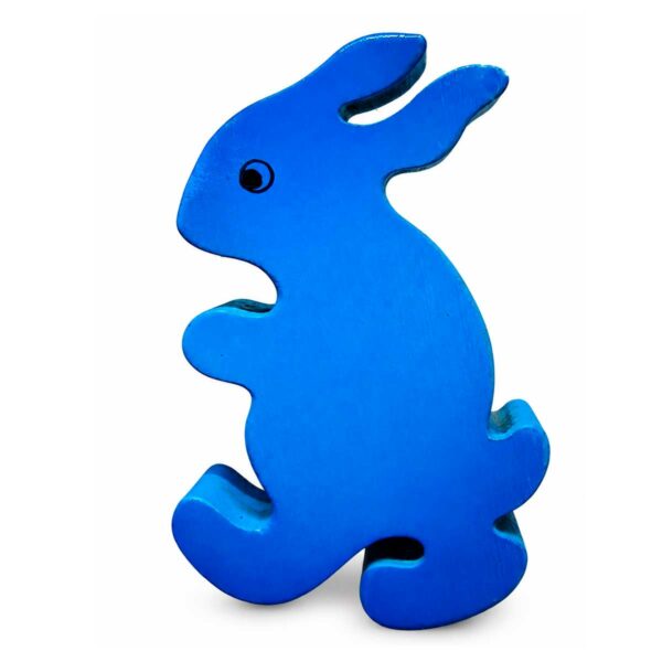 Bouton de meuble enfant en bois en forme de lapin bleu debout orienté vers la gauche