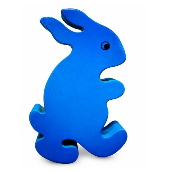 Bouton de meuble enfant en bois en forme de lapin bleu debout orienté vers la droite
