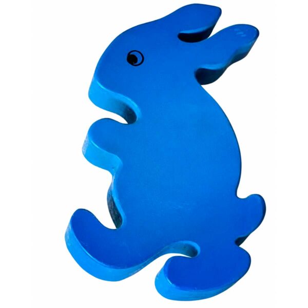 Bouton de meuble enfant en bois en forme de lapin bleu debout, vue de côté