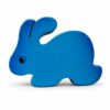 Bouton de meuble enfant en bois en forme de lapin bleu orienté vers la gauche