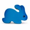 Bouton de meuble enfant en bois en forme de lapin bleu orienté vers la droite