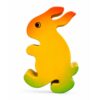 Bouton de meuble enfant en bois en forme de lapin debout jaune, orange et vert orienté vers la gauche