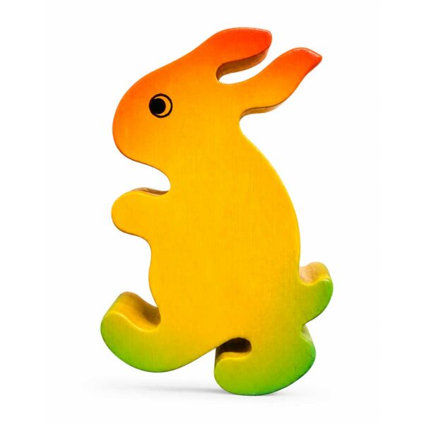 Bouton de meuble enfant en bois en forme de lapin debout jaune, orange et vert orienté vers la gauche