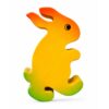 Bouton de meuble enfant en bois en forme de lapin debout jaune, orange et vert orienté vers la droite