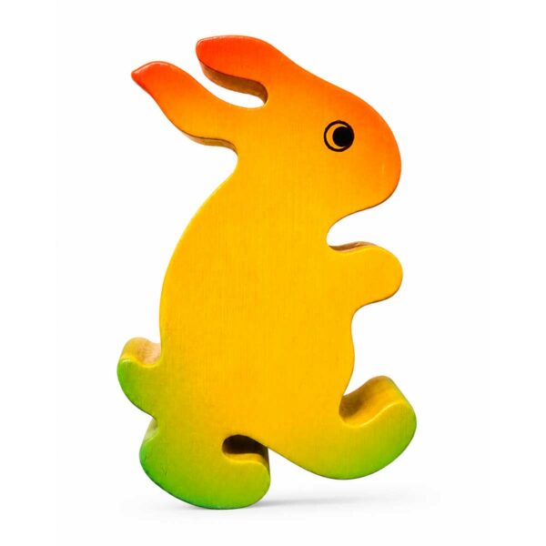 Bouton de meuble enfant en bois en forme de lapin debout jaune, orange et vert orienté vers la droite