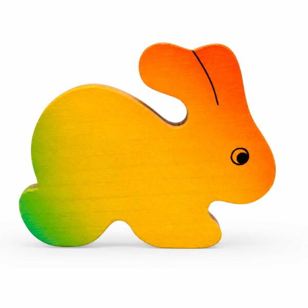 Bouton de meuble enfant en bois en forme de lapin jaune, orange et vert orienté vers la droite