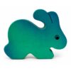 Bouton de meuble enfant en bois en forme de lapin vert et bleu orienté vers la droite