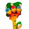 Détail supérieur d’une toise enfant en bois avec trois oiseaux multicolores