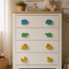 Commode enfant blanche avec boutons de meuble animaux en bois colorés