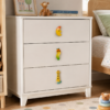 Commode enfant blanche avec boutons de meuble lune, chenille et phare en bois