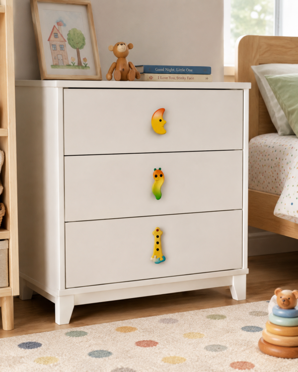 Commode enfant blanche avec boutons de meuble lune, chenille et phare en bois