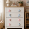 commode-enfant-boutons-meuble-lune-etoile-bois Commode enfant blanche avec boutons de meuble lune et étoile en bois rose et bleu