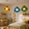 Trois lampes enfant en bois jaune, bleue et verte suspendues dans une chambre d’enfant chaleureuse.