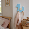 Porte-manteau enfant canard bleu en bois avec deux patères dans une chambre