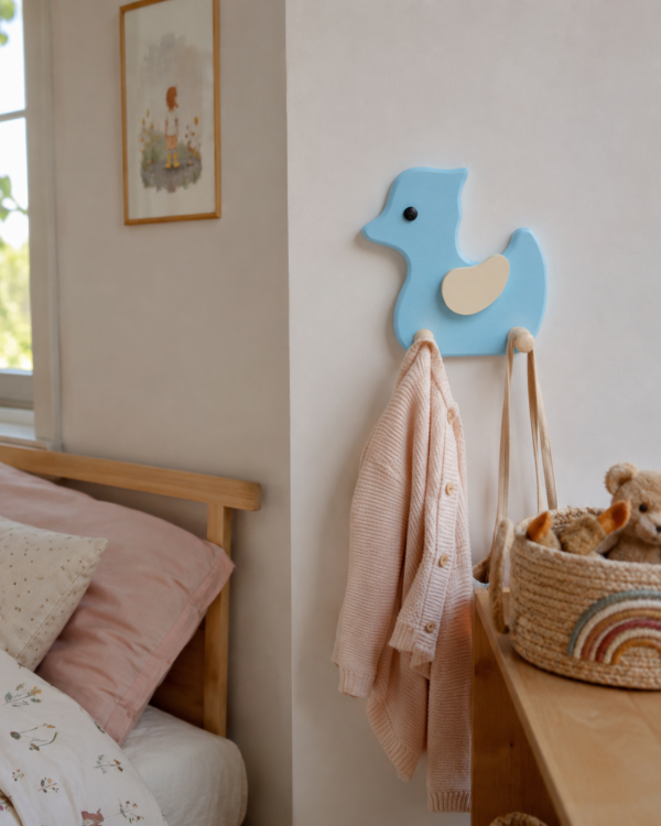 Porte-manteau enfant canard bleu en bois avec deux patères dans une chambre