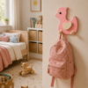Porte-manteau enfant canard rose en bois avec deux patères dans une chambre