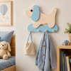 Porte-manteau enfant chien bleu en bois avec quatre patères dans une chambre d’enfant