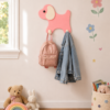 Porte-manteau enfant chien rose en bois avec deux patères dans une chambre