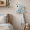 porte-manteau-enfant-elephant-bleu-bois-chambre Porte-manteau enfant éléphant bleu en bois avec quatre patères dans une chambre d’enfant
