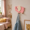 Porte-manteau enfant éléphant rose en bois avec deux patères dans une chambre