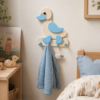 porte-manteau-enfant-grand-canard-bleu-bois-chambre Porte-manteau enfant grand canard bleu en bois avec quatre patères dans une chambre d’enfant