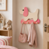 Porte-manteau enfant grand chien rose en bois avec quatre patères dans une chambre d’enfant