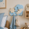 Porte-manteau enfant lune et étoile bleu en bois avec quatre patères dans une chambre d’enfant