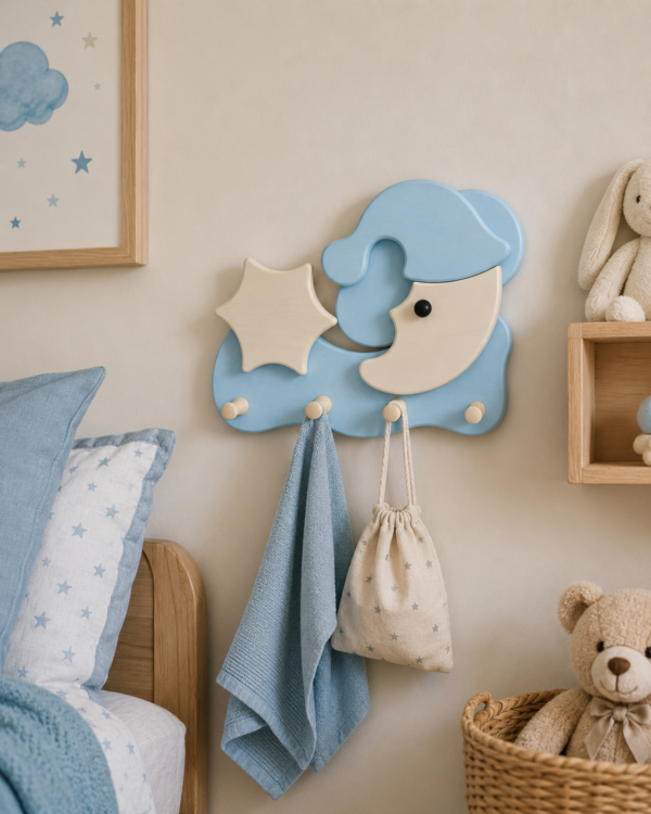 Porte-manteau enfant lune et étoile bleu en bois avec quatre patères dans une chambre d’enfant