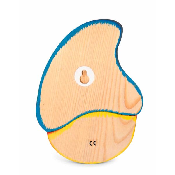 Vue arrière d’un porte-manteau enfant en bois en forme de lutin avec bonnet bleu clair et système de fixation mural.