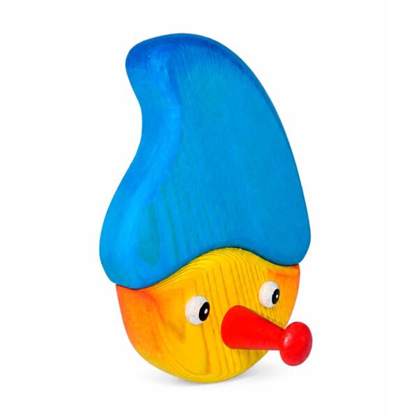 Vue latérale d’un porte-manteau enfant en bois en forme de lutin, avec bonnet bleu clair et crochet rouge.