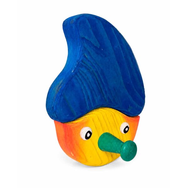 Vue latérale d’un porte-manteau enfant en bois en forme de lutin, avec bonnet bleu foncé et crochet vert.