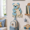 porte-manteau-enfant-ours-bleu-pot-bois-chambre Porte-manteau enfant ours bleu en bois avec pot décoratif dans une chambre d’enfant