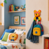 Porte-manteau enfant en bois en forme d’ours avec deux crochets, installé dans une chambre d’enfant multicolore.