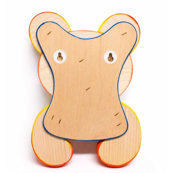Vue de dos du porte-manteau enfant ours en bois avec fixation murale