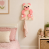 Porte-manteau enfant ours rose en bois dans une chambre d’enfant