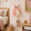 porte-manteau-enfant-ours-rose-pot-bois-chambre Porte-manteau enfant ours rose en bois avec pot et quatre patères dans une chambre d’enfant