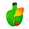 Vue latérale d’un porte-manteau enfant en bois en forme de poire vert clair, avec feuille jaune et orange et crochet rouge.