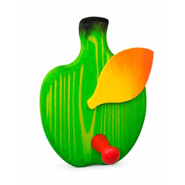 Vue latérale d’un porte-manteau enfant en bois en forme de poire vert clair, avec feuille jaune et orange et crochet rouge.