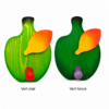 Comparatif de deux porte-manteaux enfant en bois en forme de poire, disponibles en vert clair et vert foncé.