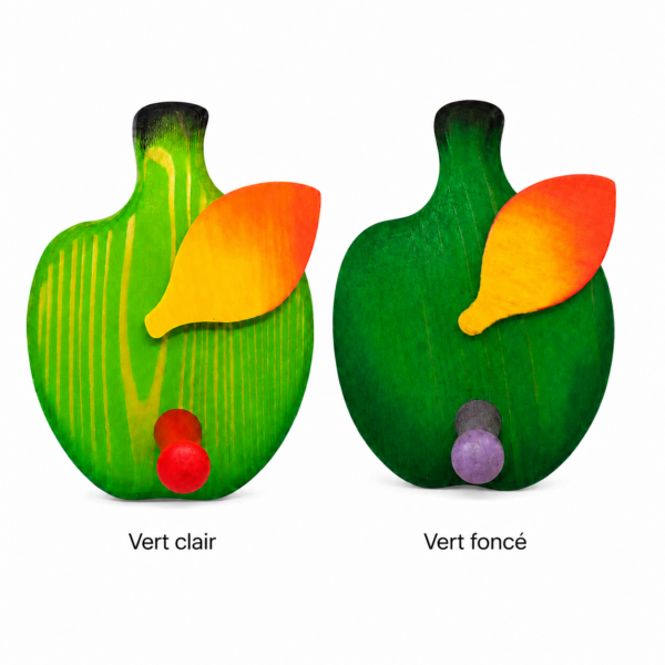 Comparatif de deux porte-manteaux enfant en bois en forme de poire, disponibles en vert clair et vert foncé.