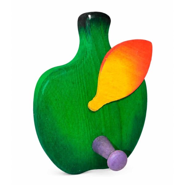 Vue latérale d’un porte-manteau enfant en bois en forme de poire vert foncé, avec feuille jaune et orange et crochet violet.
