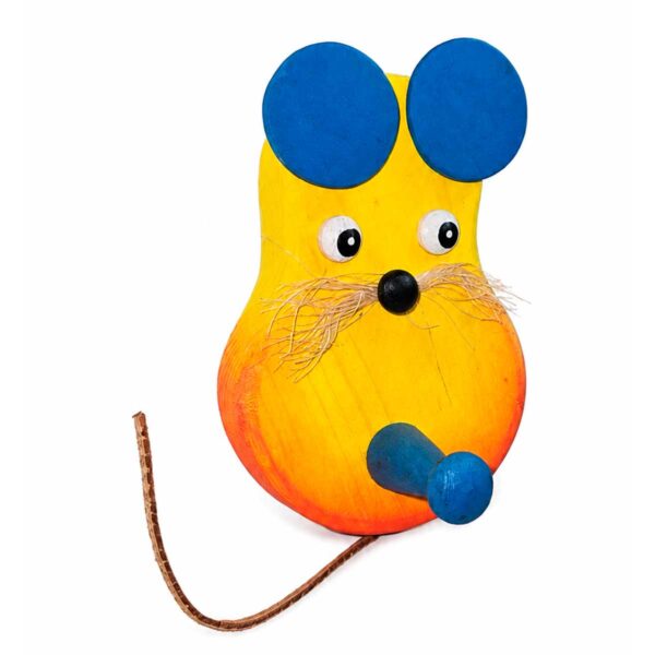 Vue latérale d’un porte-manteau enfant en bois en forme de souris jaune, avec oreilles bleues, queue en corde et crochet bleu.