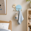 Porte-manteau enfant tortue bleue en bois avec quatre patères dans une chambre d’enfant