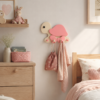 Porte-manteau enfant tortue rose en bois avec quatre patères dans une chambre d’enfant
