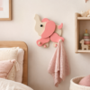 porte-manteau-grand-enfant-elephant-rose-bois-chambre Porte-manteau enfant éléphant rose en bois avec quatre patères dans une chambre d’enfant