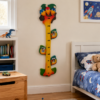 Toise enfant en bois arbre avec oiseaux et porte-photos dans une chambre