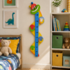 Toise enfant chenille en bois dans une chambre d’enfant colorée